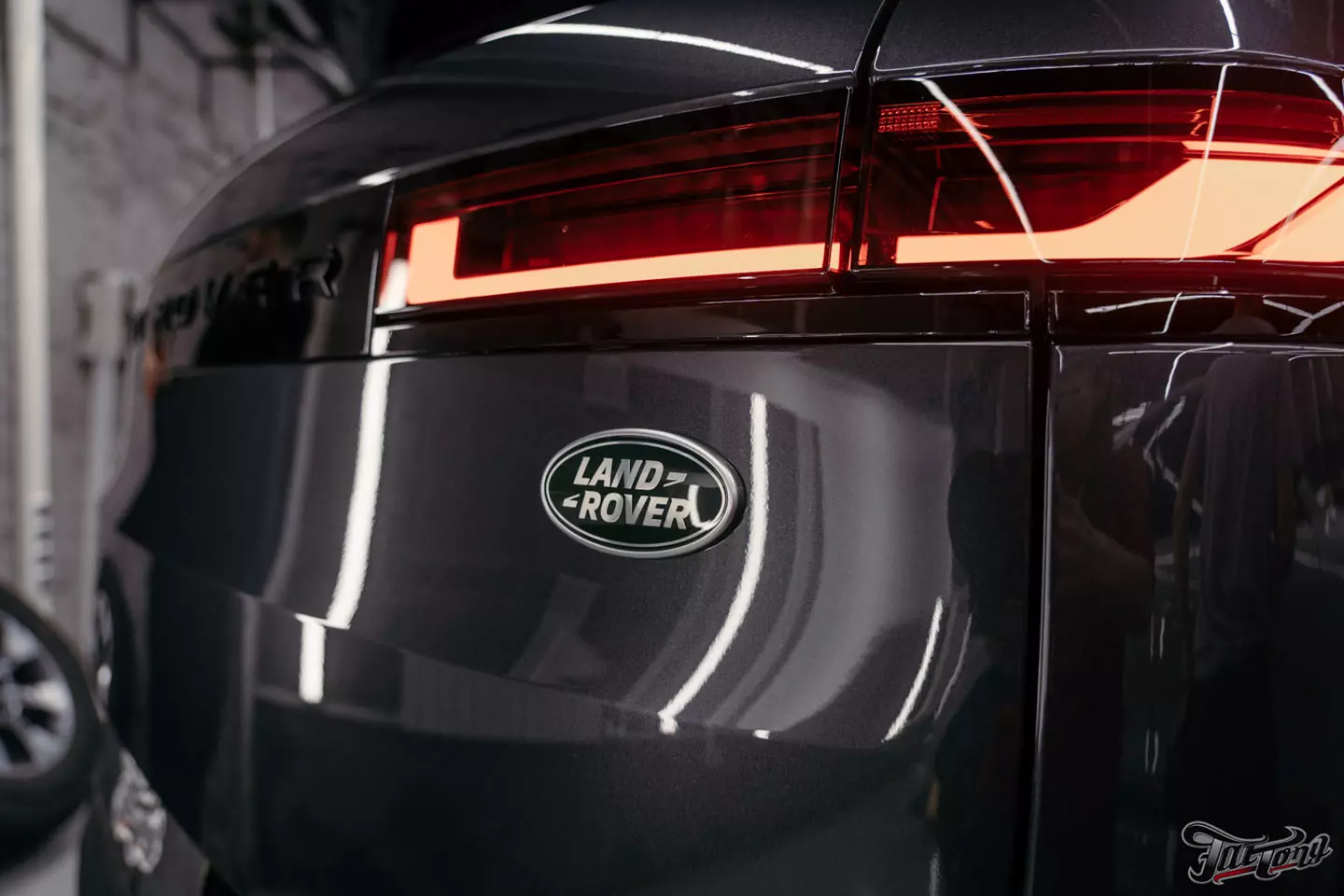 Оклеили Range Rover Sport в глянцевый полиуретан. Чистка салона и покрытие керамикой